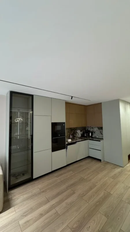 Tirane, jap me qera apartament 2+1+Ballkon Kati 2, 110 m² 1.500 € (Liqeni i Thatë (Pranë Radisson))