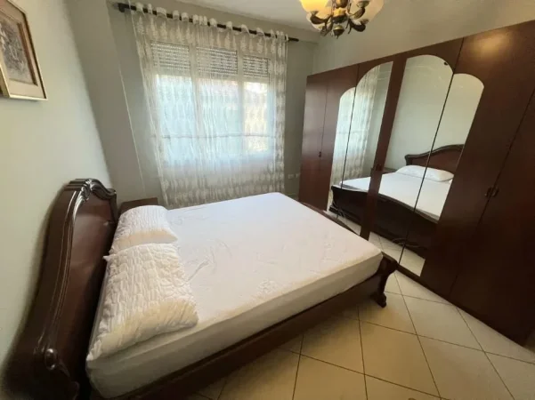 Tirane, jepet me qera apartament 1+1+Ballkon Kati 1, 70 m² 500 € (Rruga Fortuzi)