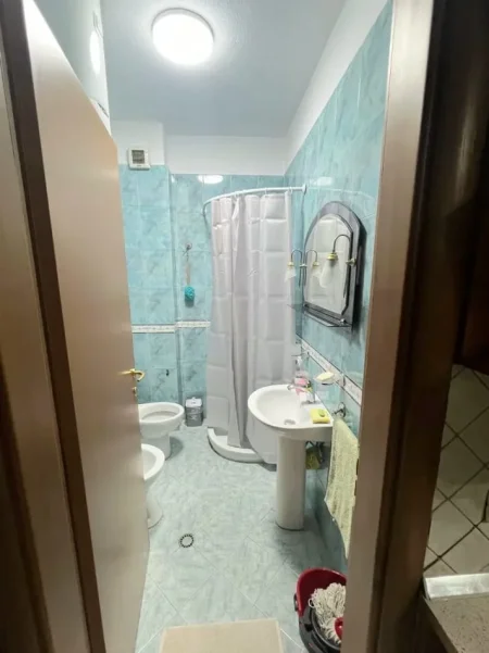 Tirane, jepet me qera apartament 1+1+Ballkon Kati 1, 70 m² 500 € (Rruga Fortuzi)