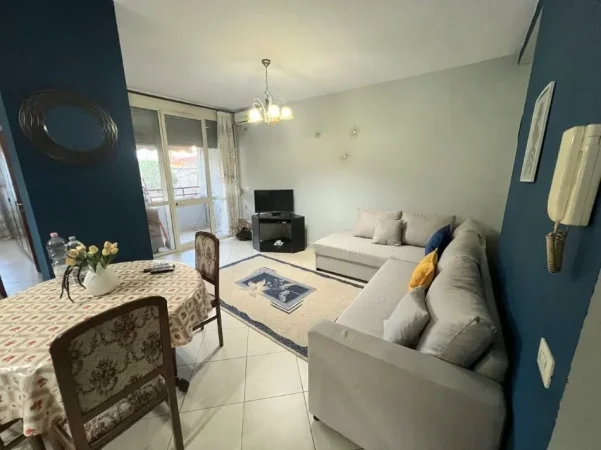 Tirane, jepet me qera apartament 1+1+Ballkon Kati 1, 70 m² 500 € (Rruga Fortuzi)