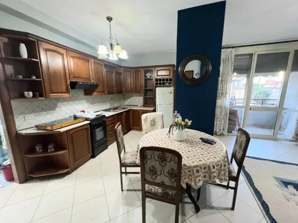 Tirane, jepet me qera apartament 1+1+Ballkon Kati 1, 70 m² 500 € (Rruga Fortuzi)