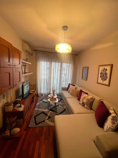 Tirane, jepet me qera apartament 1+1 Kati 4, 65 m² 550 € (21 DHJETORI)