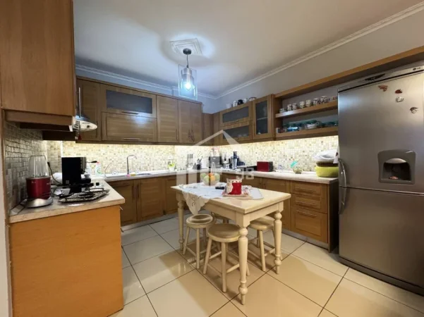 Tirane, shitet apartament 2+1 Kati 8, 120 m² 260.000 € (TEK KOMUNA E PARISIT)