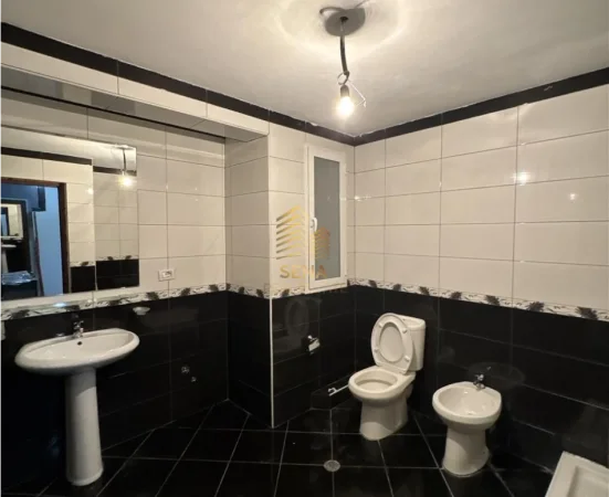Tirane, jepet me qera apartament 2+1+Ballkon Kati 5, 140 m² 500 € (Porcelan)