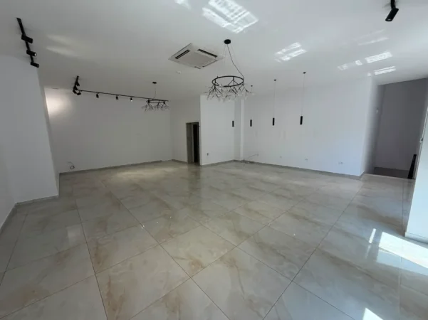 Tirane, jepet me qera ambjent biznesi Kati 2, 230 m² 3.200 € (farmacia 10)