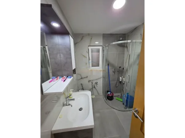 Tirane, jepet me qera apartament 2+1+Ballkon Kati 2, 100 m² 600 € (Ali Demi)