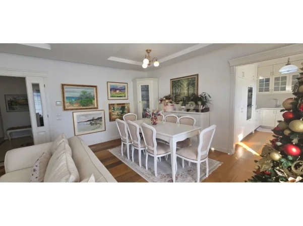 Tirane, shitet apartament 4+1+Ballkon Kati 5, 200 m² 620.000 € (kopshti botanik)