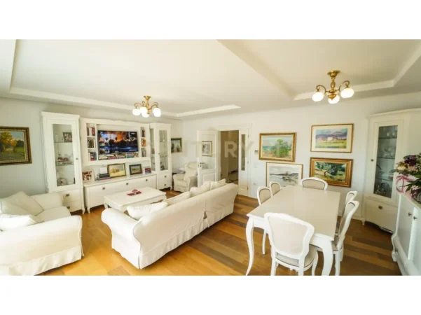 Tirane, shitet apartament 4+1+Ballkon Kati 5, 200 m² 620.000 € (kopshti botanik)