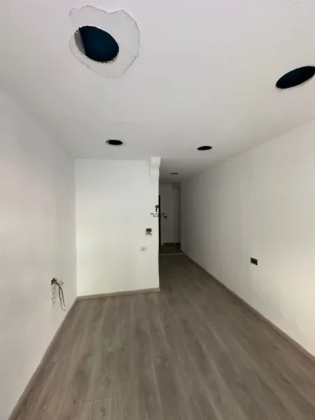 Tirane, jepet me qera dyqan Kati 0, 35 m² 1.500 € (BLLOKU)