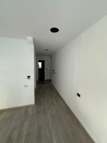 Tirane, jepet me qera dyqan Kati 0, 35 m² 1.500 € (BLLOKU)