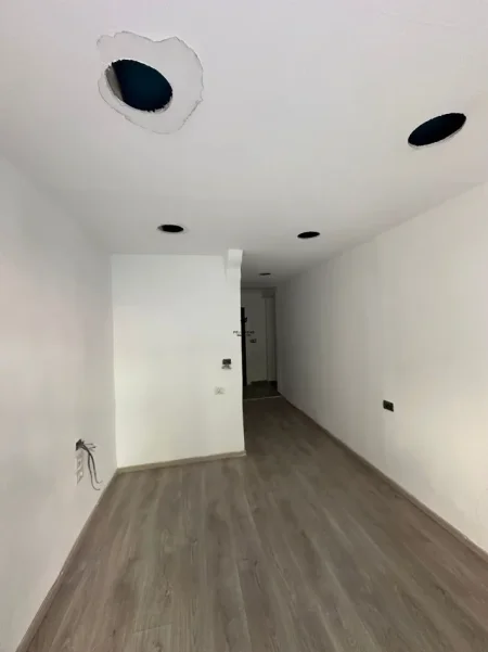 Tirane, jepet me qera dyqan Kati 0, 35 m² 1.500 € (BLLOKU)