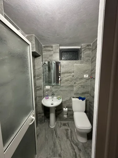 Tirane, jepet me qera dyqan Kati 0, 35 m² 1.500 € (BLLOKU)