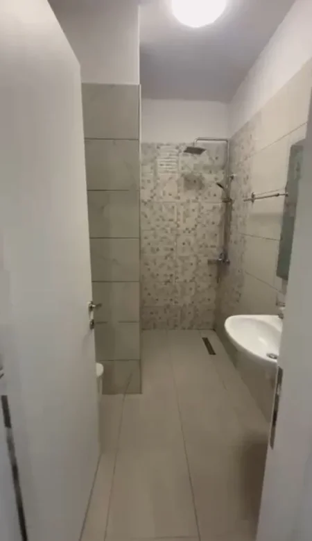 Tirane, jepet me qera apartament 1+1 Kati 8, 70 m² 450 € (yzberisht)