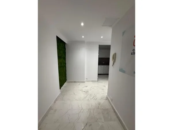 Tirane, jepet me qera ambjent biznesi Kati 8, 137 m² 2.000 € 