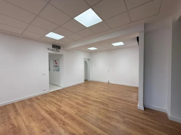 Tirane, jepet me qera ambjent biznesi Kati 8, 137 m² 2.000 € 