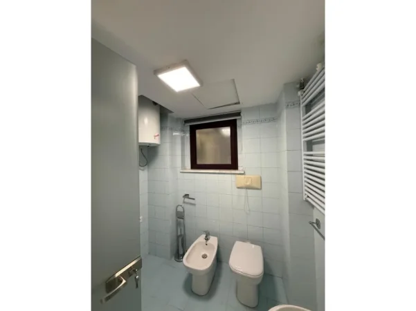 Tirane, jepet me qera ambjent biznesi Kati 8, 137 m² 2.000 € 