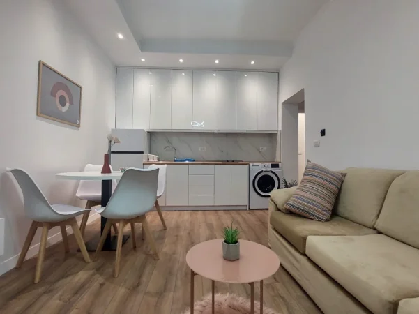Tirane, jepet me qera apartament 1+1+Ballkon Kati 5, 70 m² 585 € (Myslym Shyri)