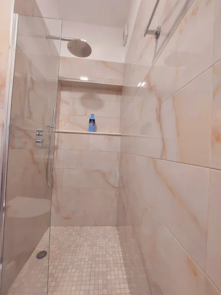 Tirane, jepet me qera apartament 1+1+Ballkon Kati 5, 70 m² 585 € (Myslym Shyri)