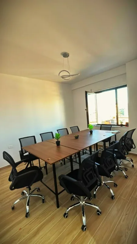 Tirane, Shiten 8 Tavolina dhe 10 Karrige – Ideale për Zyrë, Lokal ose Biznes 750 €