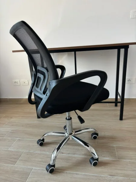 Tirane, Shiten 8 Tavolina dhe 10 Karrige – Ideale për Zyrë, Lokal ose Biznes 750 €
