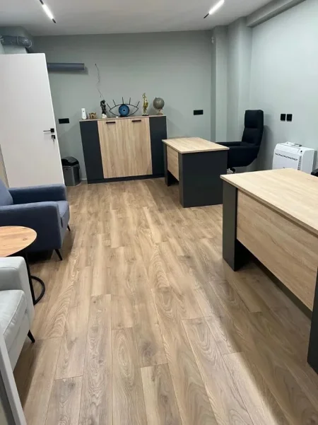 Tirane, jepet me qera zyre Kati 4, 100 m² 900 € (LIQENI I THATE)