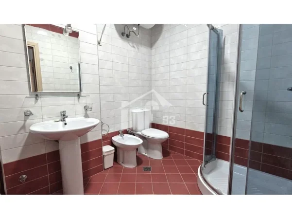 Tirane, jepet me qera apartament 2+1 Kati 7, 120 m² 1.600 € (PRANË AKADEMISË SË ARTEVE DHE PARKUT TË LIQENIT)