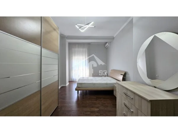 Tirane, jepet me qera apartament 2+1 Kati 7, 120 m² 1.600 € (PRANË AKADEMISË SË ARTEVE DHE PARKUT TË LIQENIT)