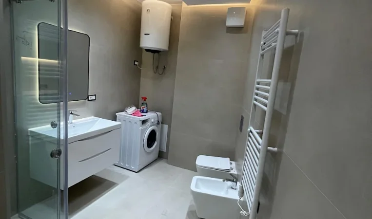 Tirane, jepet me qera apartament 1+1 Kati 3, 67 m² 1.000 €