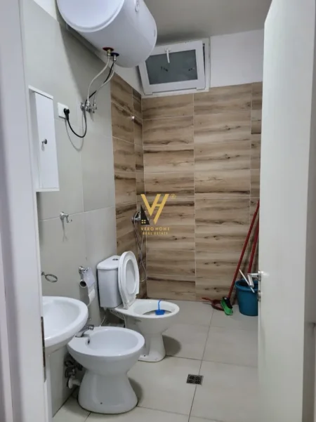 Tirane, jepet me qera apartament 1+1+Ballkon Kati 4, 55 m² 420 € (5 MAJI)