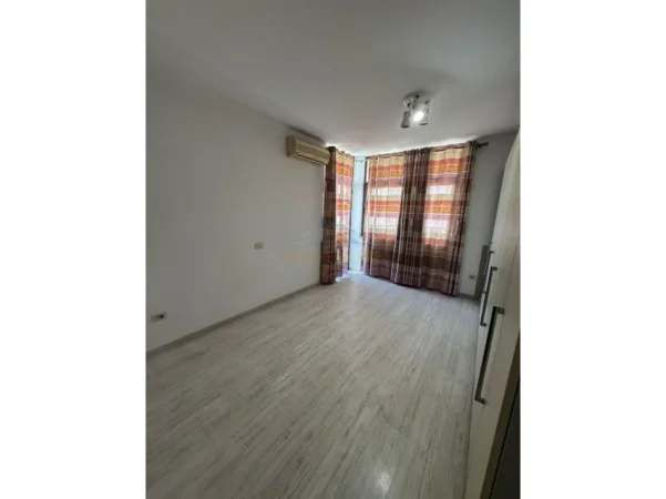 Tirane, jepet me qera apartament 2+1+Ballkon Kati 9, 128 m² 800 € (Bulevardi Zogu i Pare)