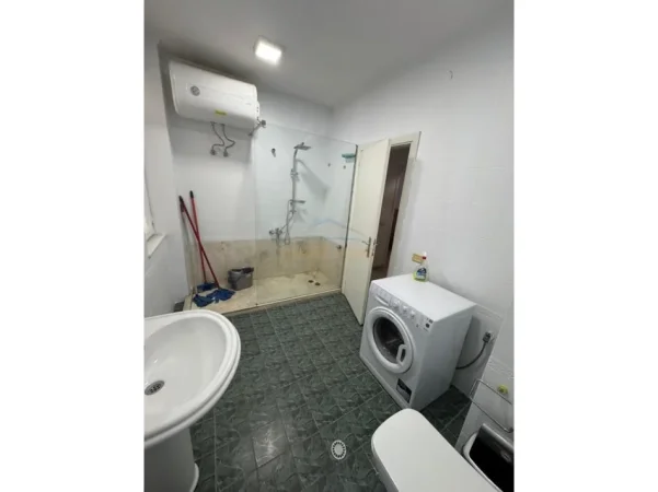 Tirane, jepet me qera apartament 2+1+Ballkon Kati 9, 128 m² 800 € (Bulevardi Zogu i Pare)