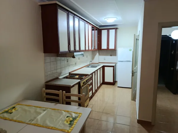 Tirane, jepet me qera apartament 1+1+Aneks+Ballkon Kati 6, 450 € (laprake , ish dogana)