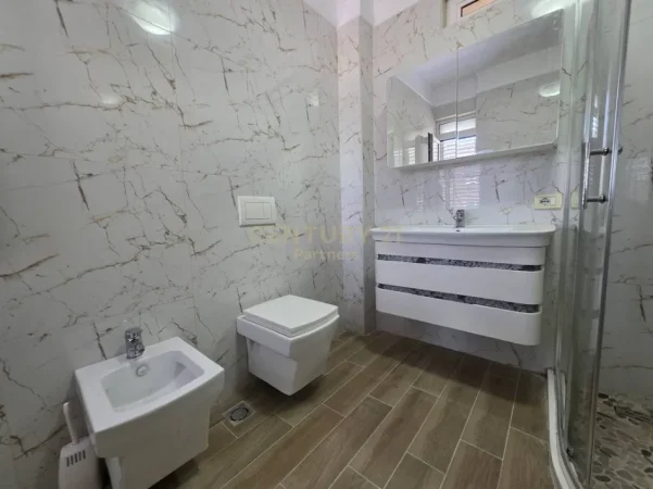 Tirane, jepet me qera apartament 3+1+Ballkon Kati 3, 120 m² 650 € (porcelan prane universitetit europian)