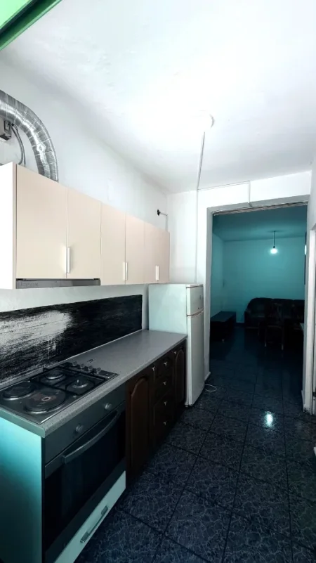 🏠 JEPET HYRJE 1+1 ME QERA TEK ZOGU I ZI, PRANË KRYQIT TË KUQ, 400 mije leke