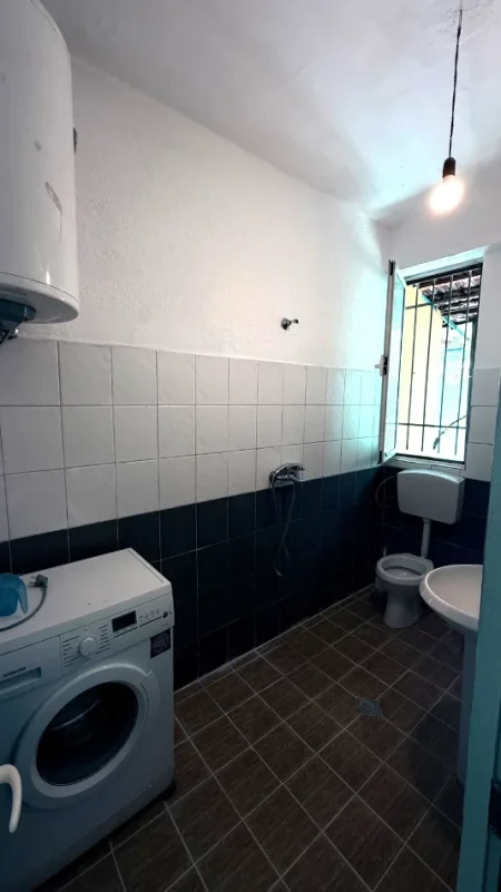 🏠 JEPET HYRJE 1+1 ME QERA TEK ZOGU I ZI, PRANË KRYQIT TË KUQ, 400 mije leke