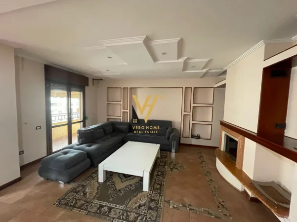 Tirane, jepet me qera apartament 3+1+Ballkon Kati 8, 190 m² 1.100 € (KOMUNA E PARISIT)