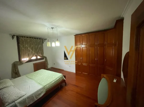 Tirane, jepet me qera apartament 3+1+Ballkon Kati 8, 190 m² 1.100 € (KOMUNA E PARISIT)