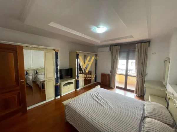 Tirane, jepet me qera apartament 3+1+Ballkon Kati 8, 190 m² 1.100 € (KOMUNA E PARISIT)