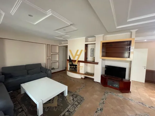 Tirane, jepet me qera apartament 3+1+Ballkon Kati 8, 190 m² 1.100 € (KOMUNA E PARISIT)