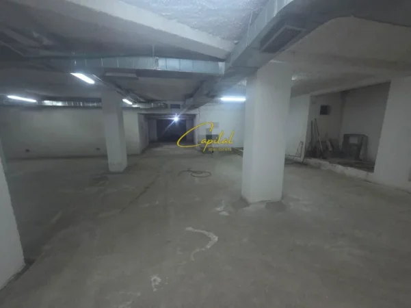 Tirane, jepet me qera magazine Kati -1, 350 m² 2.100 € (PAZARI I RI)