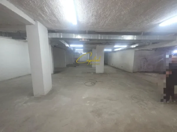 Tirane, jepet me qera magazine Kati -1, 350 m² 2.100 € (PAZARI I RI)