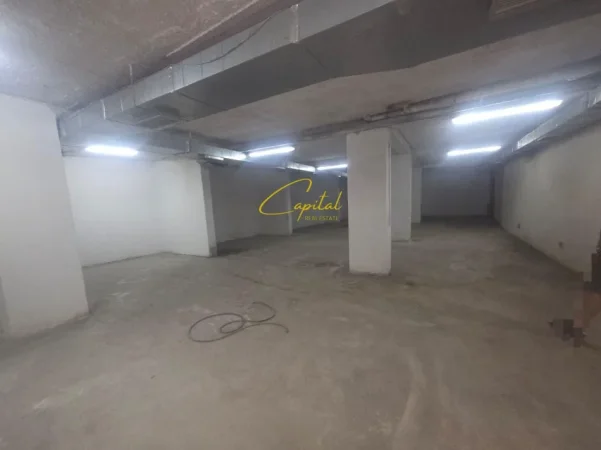 Tirane, jepet me qera magazine Kati -1, 350 m² 2.100 € (PAZARI I RI)