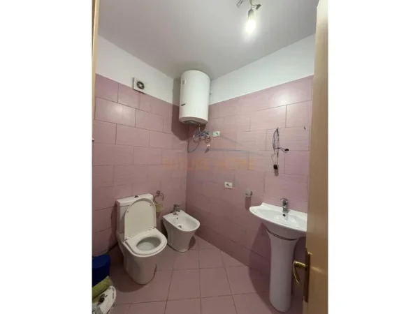 Tirane, jepet me qera apartament 2+1+Ballkon Kati 1, 91 m² 546 € (Alidemi)