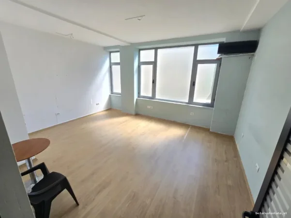 Tirane, jepet me qera zyre Kati 2, 180 m² 1.700 € (qender)