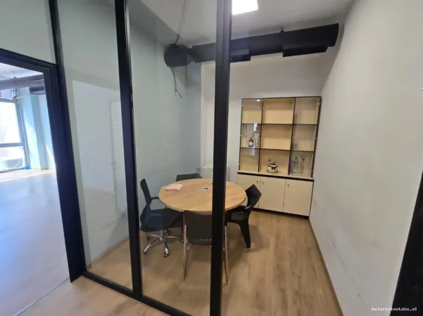 Tirane, jepet me qera zyre Kati 2, 180 m² 1.700 € (qender)