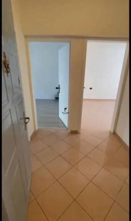 Tirane, jepet me qera zyre Kati 3, 70 m² 650 € (BLLOKU)
