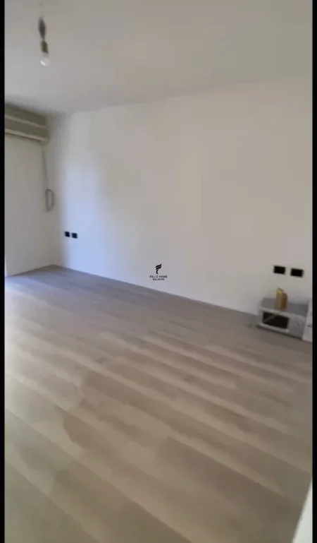 Tirane, jepet me qera zyre Kati 3, 70 m² 650 € (BLLOKU)