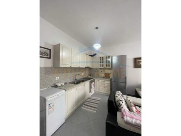Tirane, jepet me qera apartament 1+1 Kati 3, 70 m² 400 Euro (Brryli)