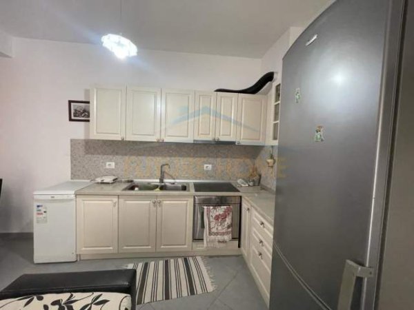 Tirane, jepet me qera apartament 1+1 Kati 3, 70 m² 400 Euro (Brryli)