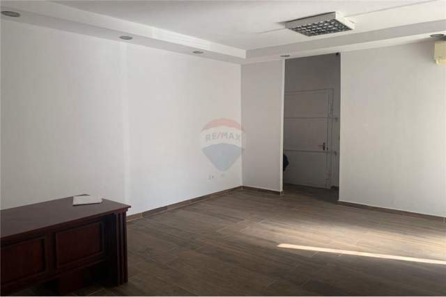 Tirane, shitet dyqan Kati 0, 39 m² 70.200 Euro (Zogu i Zi)